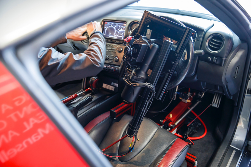 Illustration for article titled This Real-Life Nissan GT-R Is Driven By A PlayStation Controller
